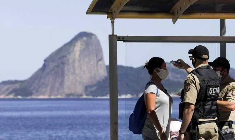 O estudo mostrou também que profissionais que trabalham na linha de frente de combate ao novo coronavírus estão muito mais suscetíveis ao contágio