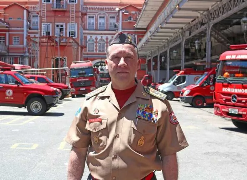 O militar realizou o exame após apresentar sintomas leves da doença