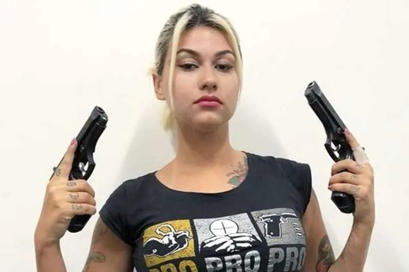 Sara Winter, integrante do grupo '300 do Brasil' foi presa na manhã desta segunda (15)