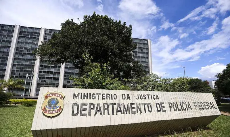 A ordens foram autorizadas pelo relator do inquérito no Supremo, ministro Alexandre de Moraes