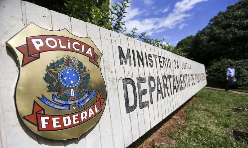 Os policiais federais cumprem 29 mandados de busca e apreensão