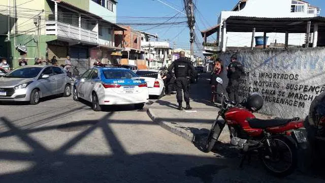 O homem de 42 anos foi encontrado morto no interior de um carro na manhã desta segunda (8), no bairro Caiçara, em Cabo Frio
