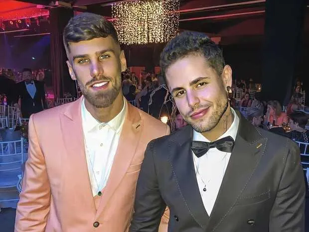 Na foto, vemos o modelo Rodrigo Malafaia, de 29 anos, e ao seu lado Leandro Buenno, de 27 anos