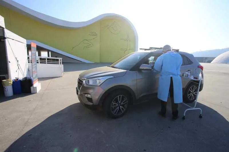Imagem ilustrativa da imagem Drive-thru: Niterói ganha outro local de testagem rápida para Covid-19