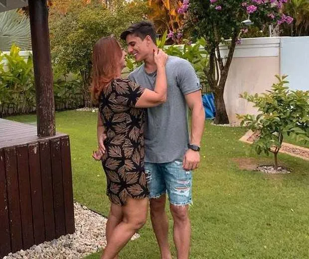 O casal assumiu o namoro nas redes sociais e depois terminou, segundo fontes 