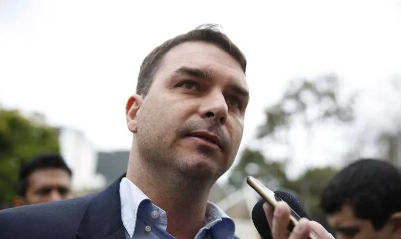 Flávio Bolsonaro pediu que STJ paralisasse a investigação de rachadinha em seu gabinete