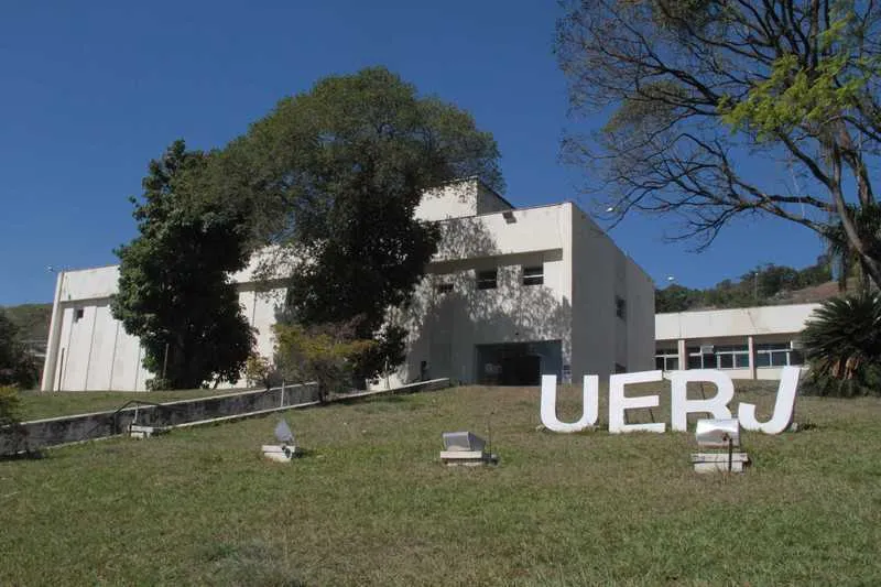 A Faculdade de Formação de Professores da Universidade Estadual do Rio de Janeiro (FFP-Uerj) se localiza no bairro Patronato, em São Gonçalo