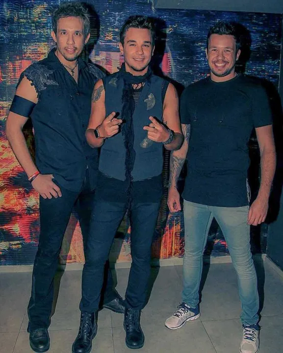 A transmissão será ao vivo pelas redes oficiais do trio
