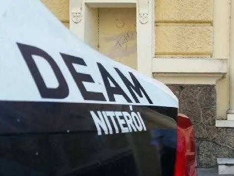 O vigilante trabalha numa empresa terceirizada