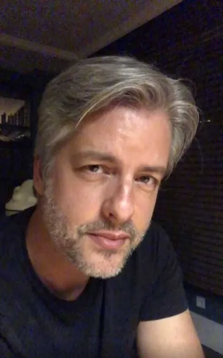 Cantor Victor Chaves disse que após a repercussão do caso de agressão envolvendo sua ex-mulher, ele quase tirou a vida