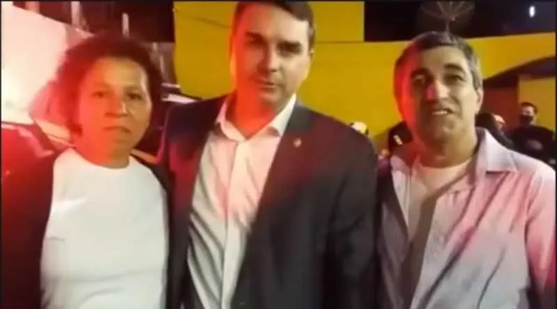 Imagem ilustrativa da imagem Apontada como 'funcionária fantasma' de Bolsonaro é pré-candidata a vereadora