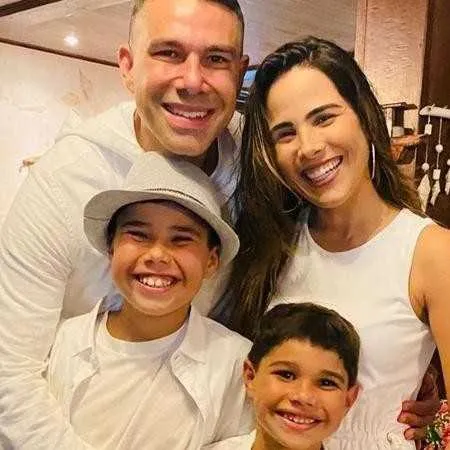 A cantora, seu marido e seus dois filhos tiveram o vírus 