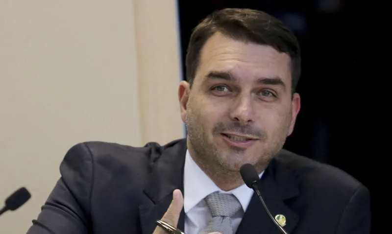 A advogada Luciana Pires passam a atender o senador.