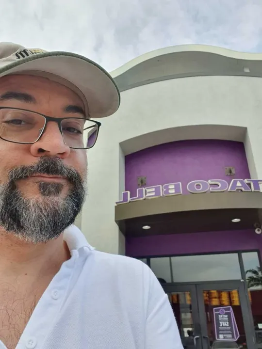 Ex-ministro da Educação, Abraham Weintraub posou para foto na frente de um fast food nos EUA
