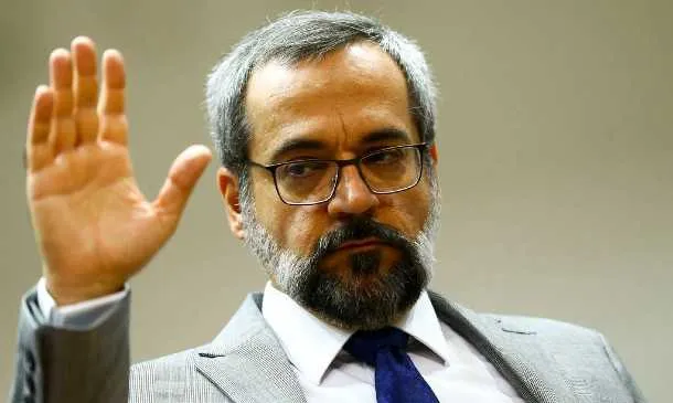 Imagem ilustrativa da imagem Governo é pressionado a demitir ministro da Educação