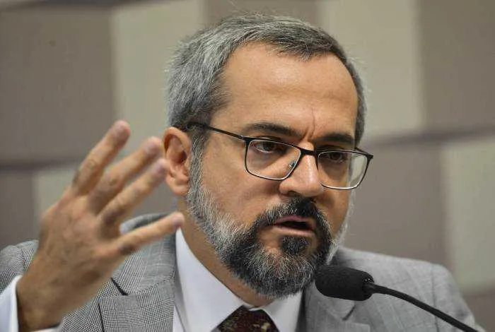 O ex-ministro da Educação é acusado de cometer racismo contra os chineses 