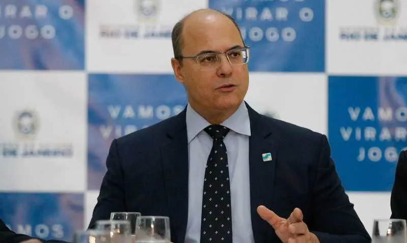 Witzel é suspeito de envolvimento em fraudes na contratação de equipamentos e insumos para o setor de saúde do estado. O governador nega as acusações.