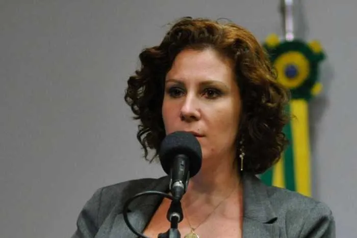 Mensagens entregues a PF indicam que a deputada apoiava a suposta tentativa de interferência na instituição