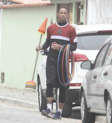 Imagem ilustrativa da imagem Goleiro Bruno treina em Cabo Frio 'sonhando' com volta ao futebol