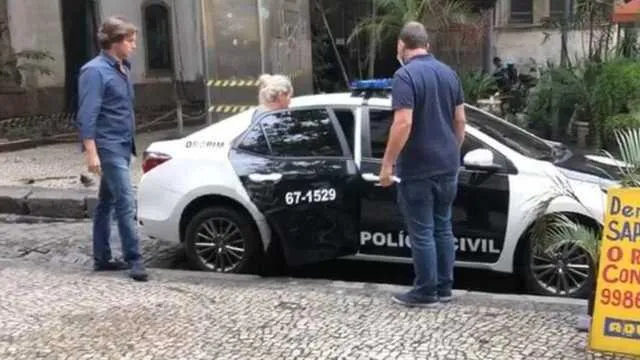Camila de Mello, neta do bicheiro Raul Capitão, foi presa no Centro do Rio por venda de material pirata