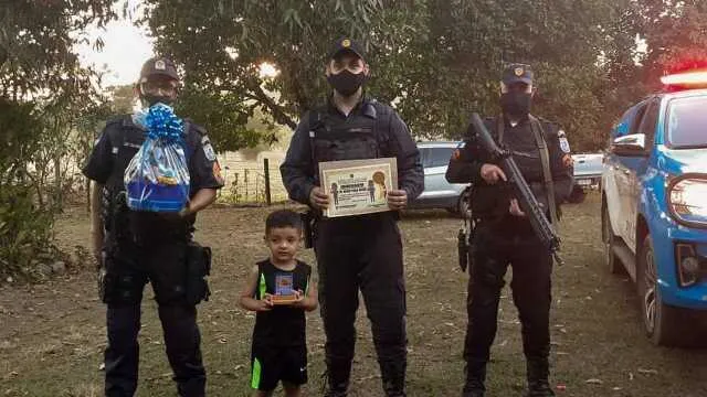 Imagem ilustrativa da imagem Criança de 3 anos salva amigo de afogamento e recebe homenagem de PMs em Itaperuna