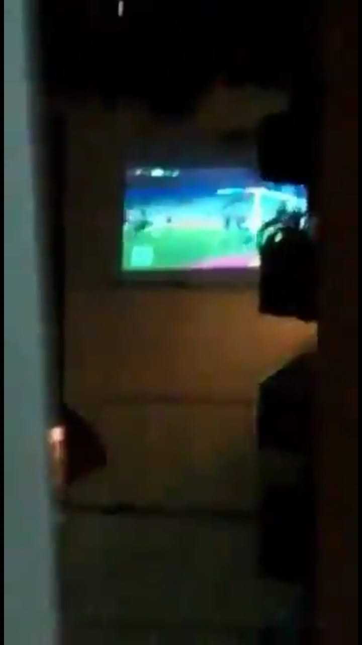 Meu pai assistindo jogo do flamengo no siteElI* *Jogo trava* Ele