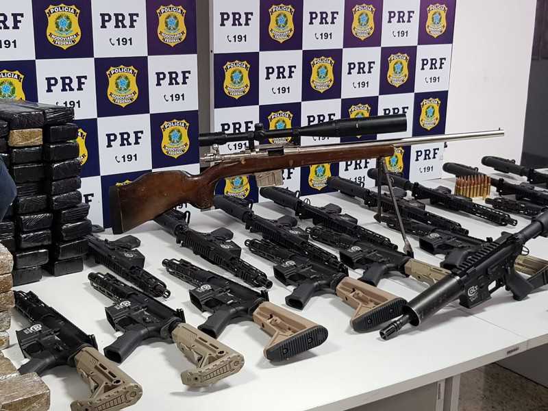 PRF apreende arsenal de guerra na Via Dutra, em Seropédica