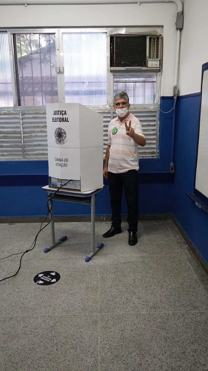 Ricardo Pericar votou no início desta tarde no Instituto Educacional Clélia Nanci