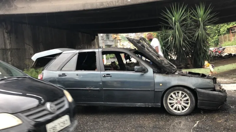 Imagem ilustrativa da imagem Carro pega fogo na Alameda, em Niterói, e deixa trânsito congestionado