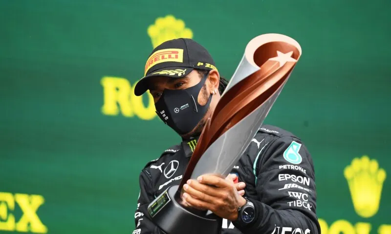Agora com sete títulos, Hamilton é o maior vencedor da história da categoria, ao lado de Schumacher