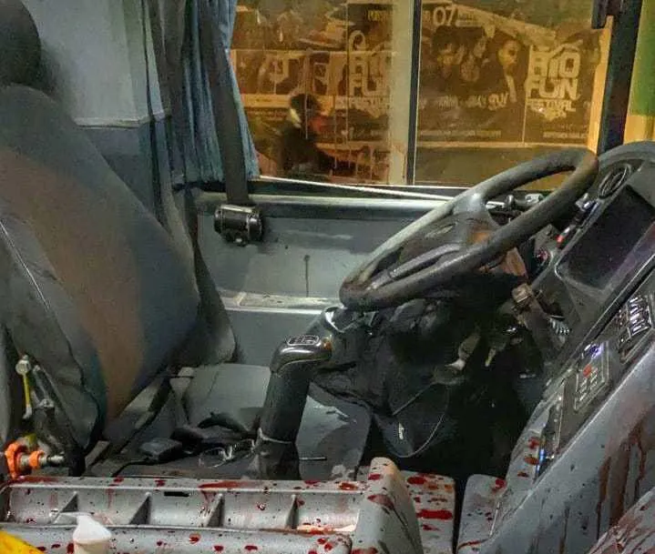 O passageiro foi esfaqueado por um motorista de ônibus  na noite deste domingo (07)