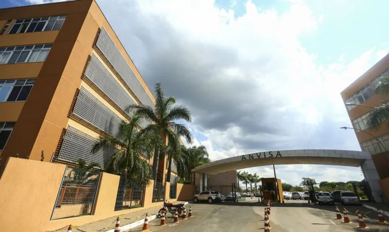 A mudança foi divulgada um dia depois da farmacêutica Pfizer informar, em comunicado, que não solicitará o uso emergencial de sua vacina no Brasil