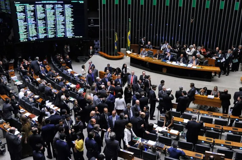Segundo projeto, prazo para vacinação é até metade de 2021
