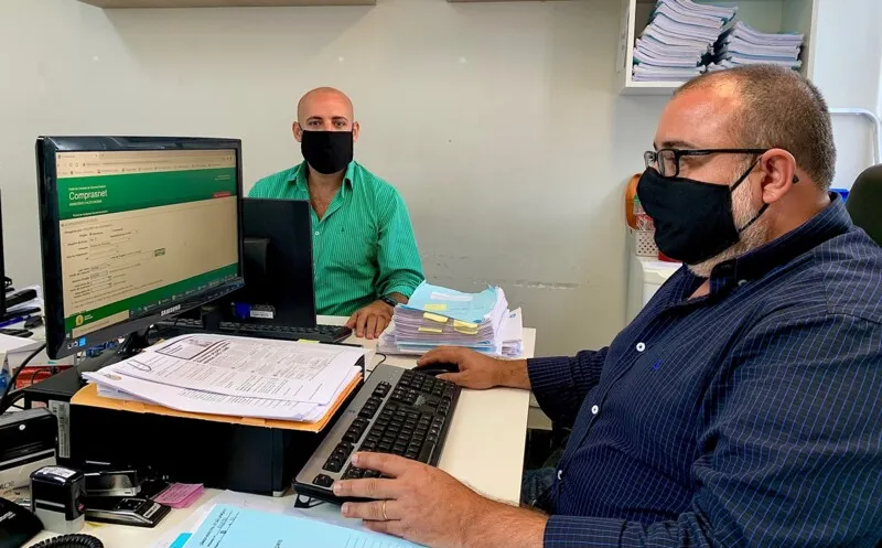 Foto: Ney Lannes, Assessor Chefe de Planejamento e Gestão da Câmara de Vereadores de São Gonçalo e Carlos Augusto de Sá Nascimento, pregoeiro substituto. 