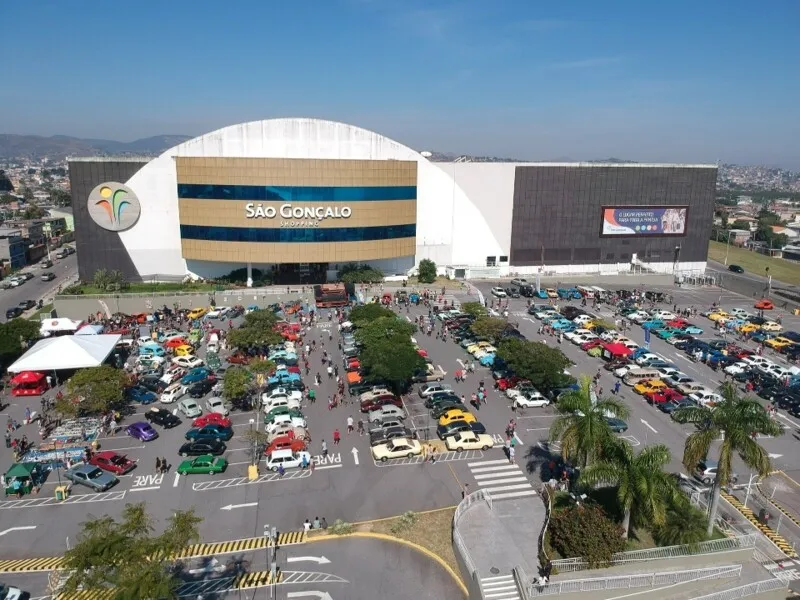 Imagem ilustrativa da imagem Coronavírus: shopping usa dispositivo com luz UV-C para higienizar escadas rolantes