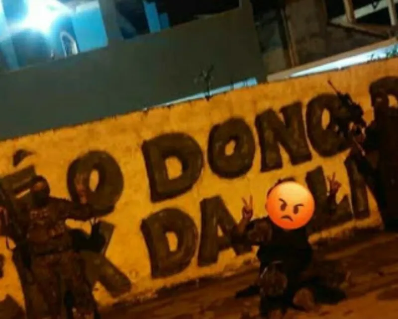 Bandidos do CV invadiram a região nesta madrugada e fizeram fotos na comunidade