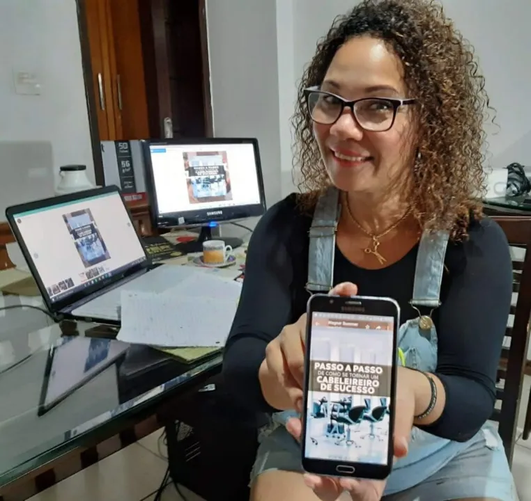 Neia Rigon tem 35 anos de carreira e é proprietária do salão de beleza Radical Chic