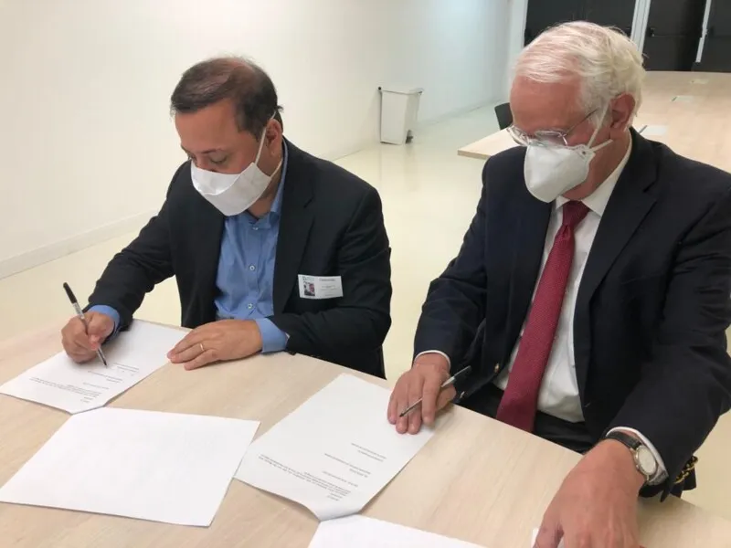 Prefeito assina memorando para compra das vacinas