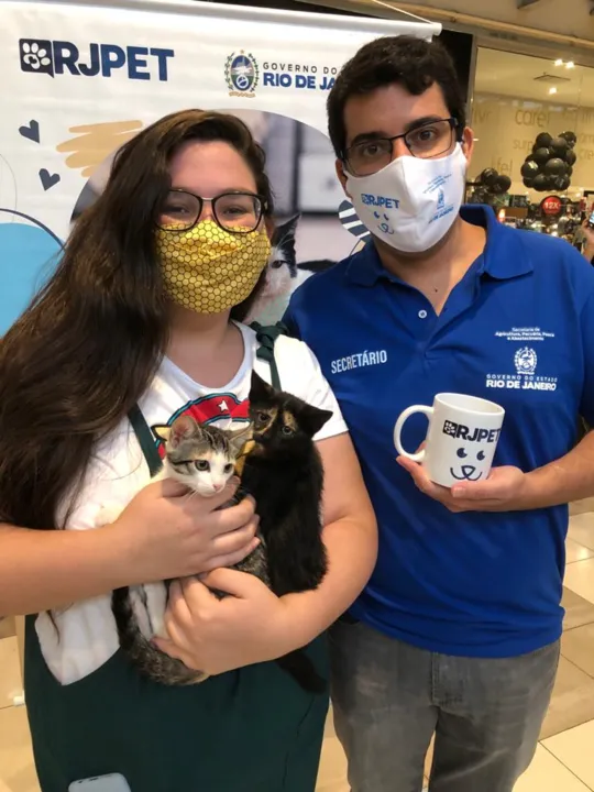A bióloga Louise Schiatti adotou duas gatinhas
