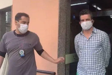 Acusados de favorecimento a prostituição, a mãe da jovem e Hutchinson foram autuados pelas autoridades.