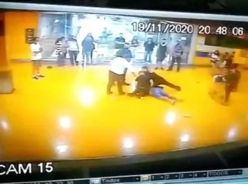 Os outros presos são os seguranças da unidade do Carrefour que foram flagrados espancando a vítima até a morte