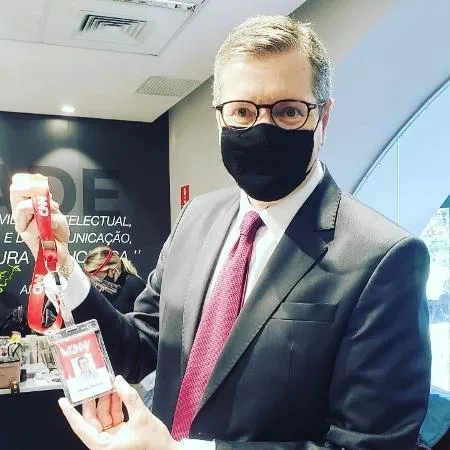Marcio Gomes divulgou o crachá nas redes sociais