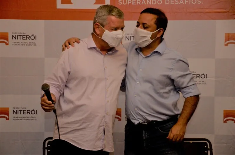 Axel Grael (PDT), prefeito eleito, ao lado de Rodrigo Neves (PDT) que termina o seu mandato a frente do Executivo niteroiense no próximo dia 31 de dezembro