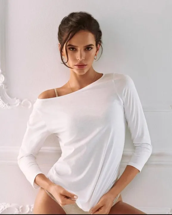 Imagem ilustrativa da imagem Bruna Marquezine responde críticas de internautas após encontrar com amigas