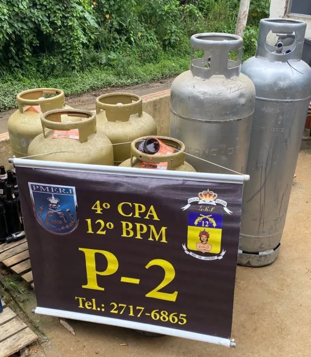 Foram apreendidos oito botijões de 13kg e dois de 45kg