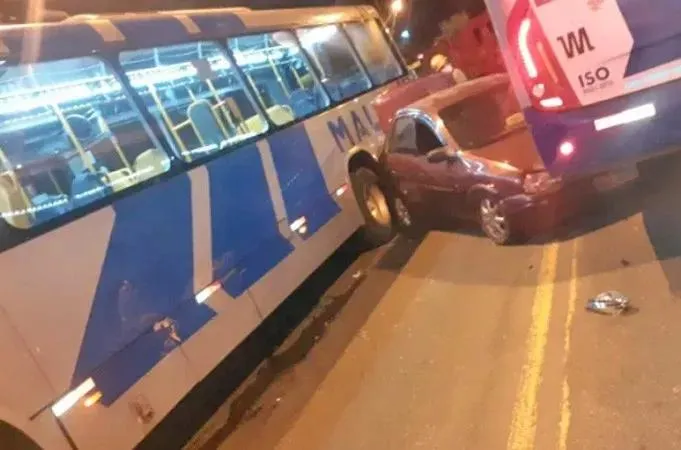 O engavetamento envolve três veículos 