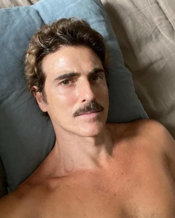 “Vocês também curtem mudar o visual? Eu sim”, escreveu o ator na legenda da foto