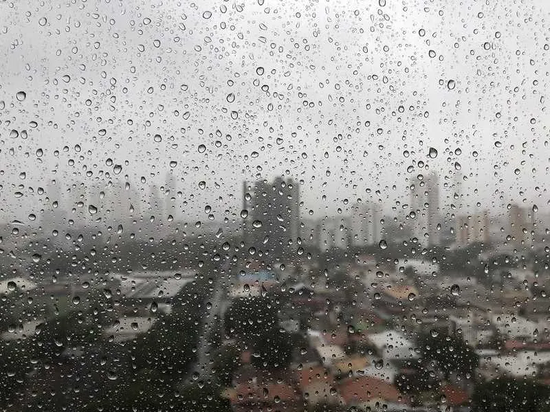 Pancadas de chuva atingem a cidade à tarde e à noite