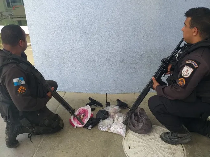 Uma pistola e um simulacro foram apreendidos