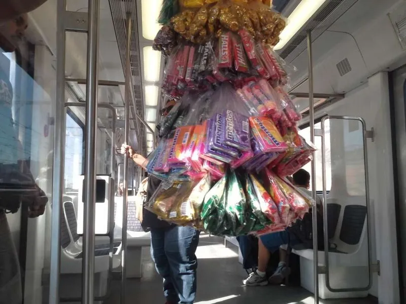 Imagem ilustrativa da imagem Alerj declara trabalhadores ambulantes dos trens como Patrimônio Imaterial do Estado